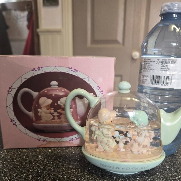 Precious Moments Friendship Hits the Spot snow-globe - Picture 1 of 6